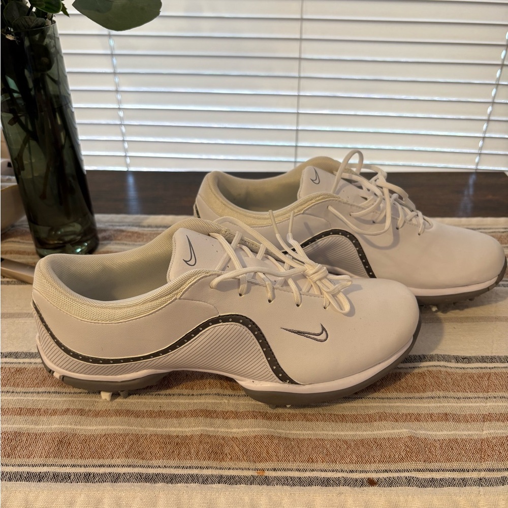 Nike Women's White and Black Athletic Shoes